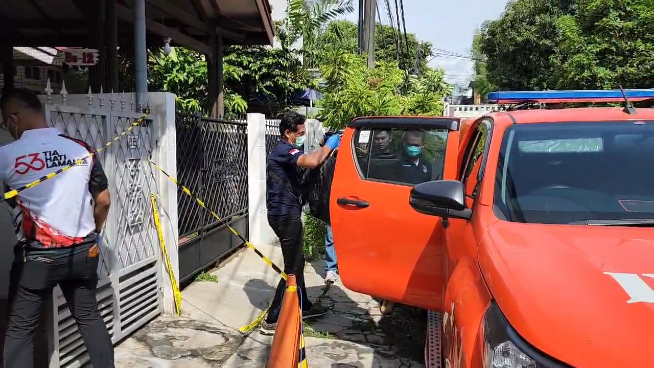 Polisi mengevakuasi hewan peliharaan sugar glider milik korban penusukan oleh anaknya. (Foto/Istimewa)