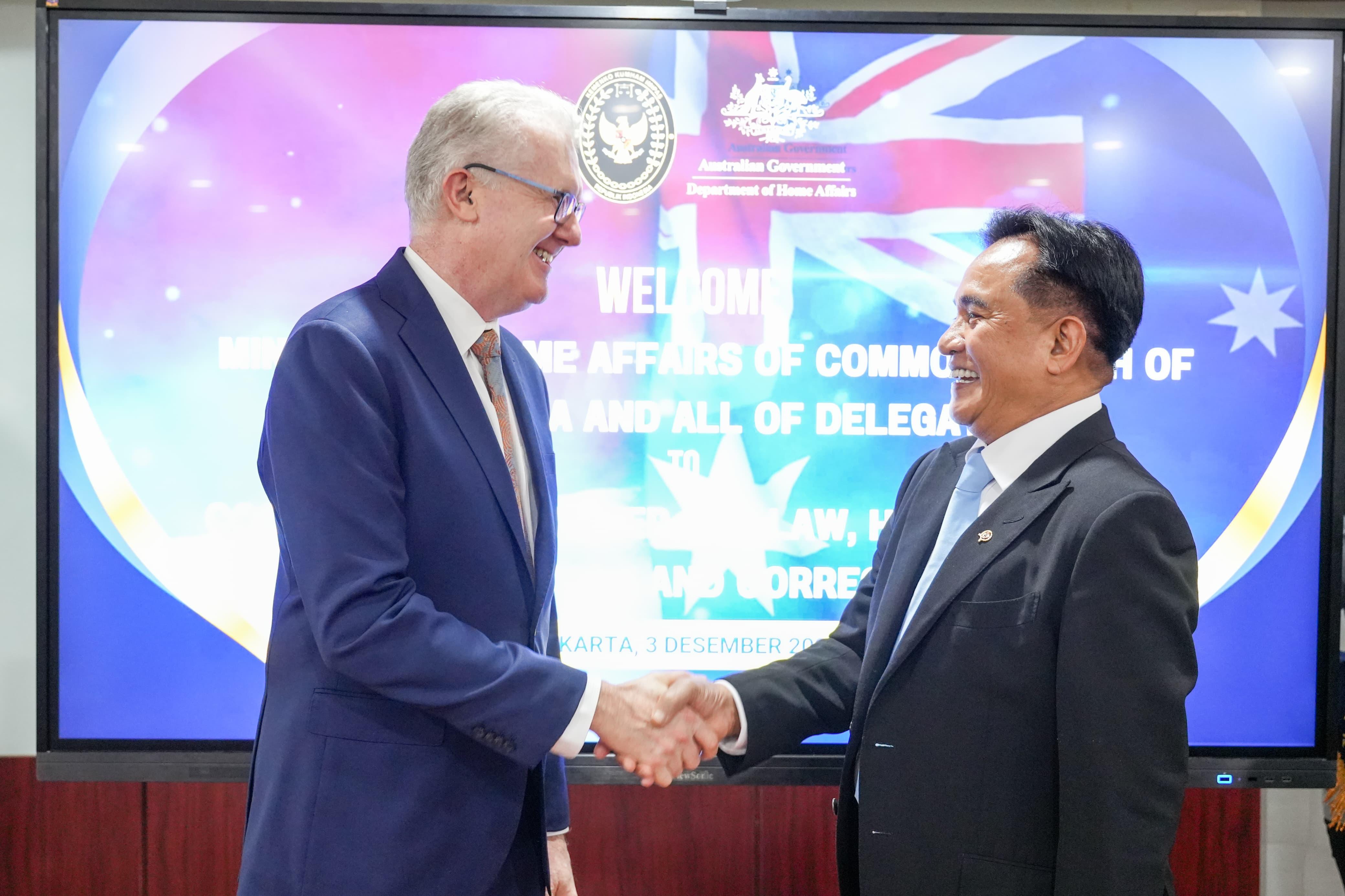 Menko Bidang Hukum, HAM, Imigrasi, dan Pemasyarakatan Yusril Ihza Mahendra (kanan) bersalaman dengan Menteri Dalam Negeri Australia Tonny Burke. (Foto/Istimewa)