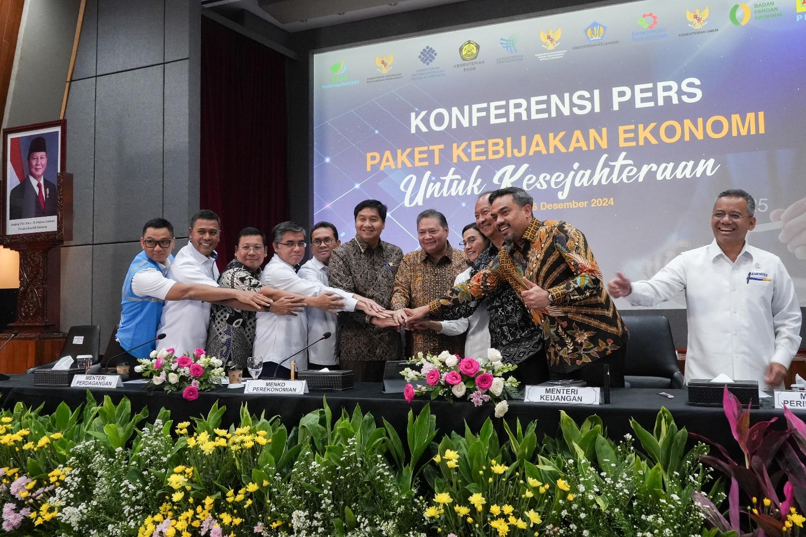 Menteri Koordinator Bidang Perekonomian Airlangga Hartarto saat konferensi pers terkait penyampaian paket kebijakan ekonomi untuk kesejahteraan masyarakat di tahun 2025. (Foto/Kemenko Perekonomian).