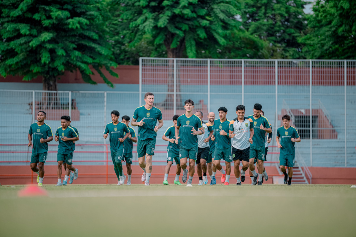 Pemain Persebaya melakukan latihan untuk persiapan menghadapi Persik di pekan ke-14 Liga 1. (Foto/Persebaya)