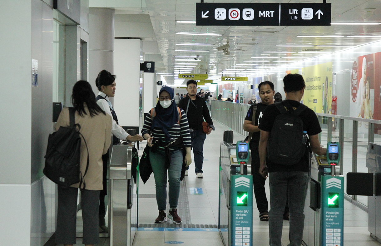 Calon penumpang MRT Jakarta antre memasuki Stasiun MRT Bundaran HI di Jakarta. (BeritaNasional/Oke Atmaja).