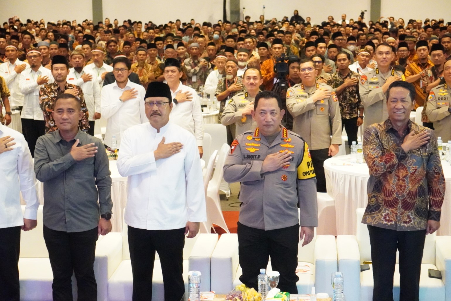 Menteri Hukum Supratman Andi Agtas (kanan) menghadiri deklarasi puncak pembubaran organisasi Jamaah Islamiyah di Surakarta pada Sabtu (21/12/2024). (Foto/Istimewa)