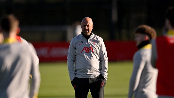 Pelatih Liverpool Arne Slot saat memimpin latihan anak asuhnya. (Foto/Liverpool.com)