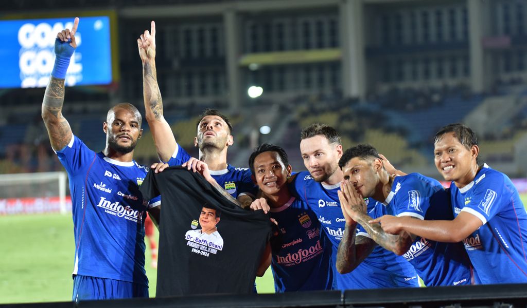 Para pemain Persib Bandung berseleberasi setelah menang atas Persis Solo. (Foto/Persib.co.id)