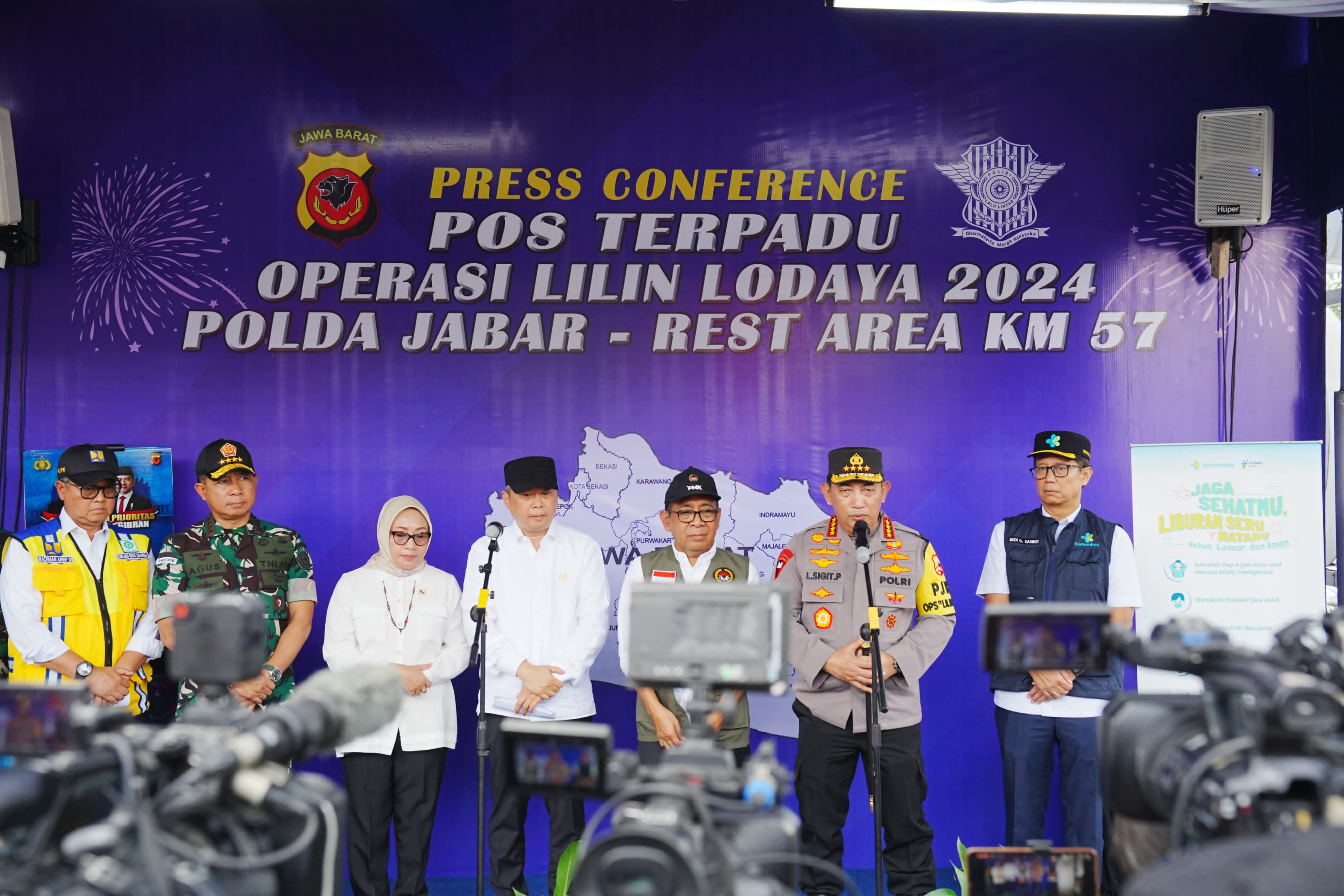 Kapolri Jenderal Polisi Listyo Sigit Prabowo (dua dari kanan) saat memberikan keterangan. (BeritaNasional/bachtiarudin)