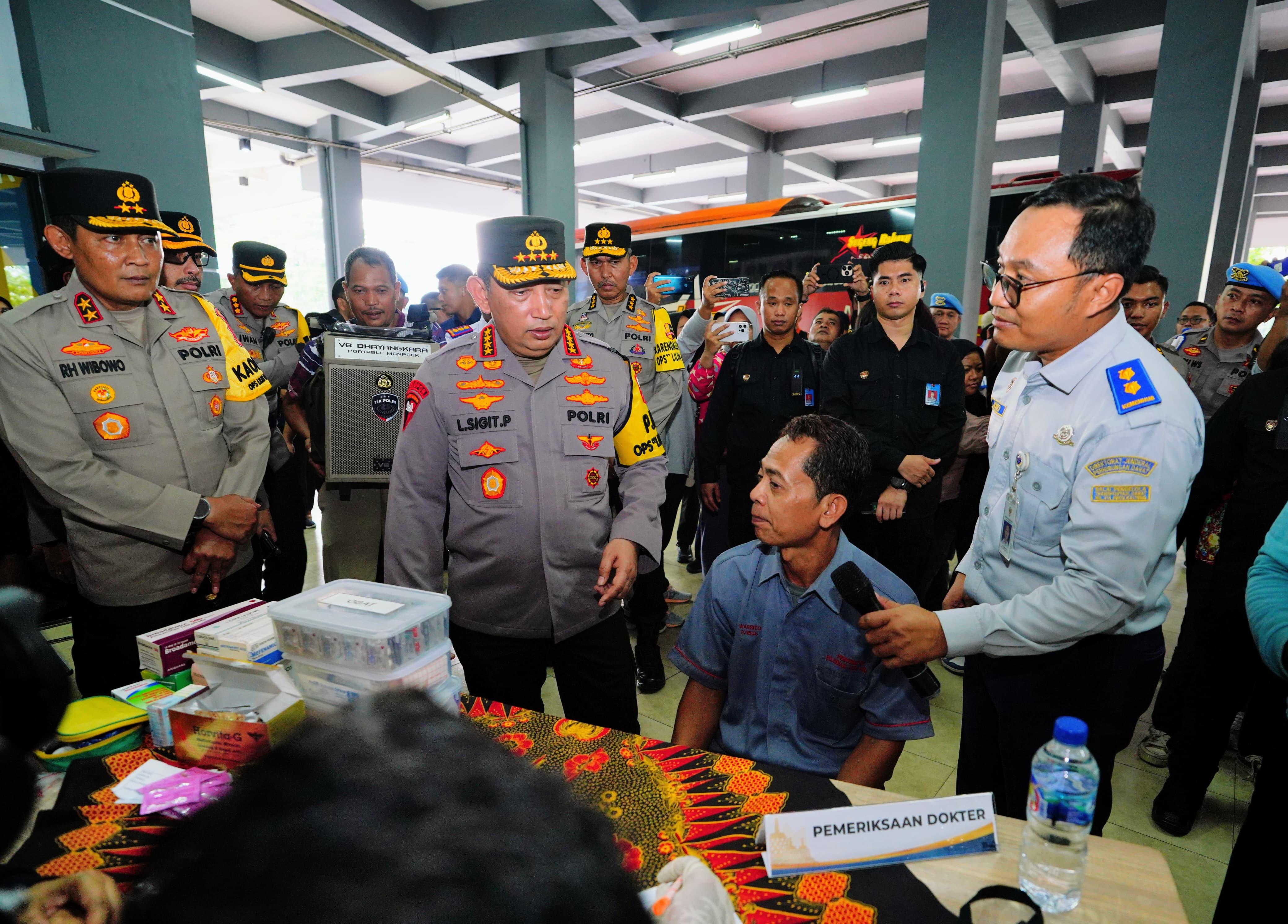 Kapolri Jenderal Polisi Listyo Sigit Prabowo mengecek langsung terminal di Solo menjelang libur Nataru. (Foto/Istimewa)