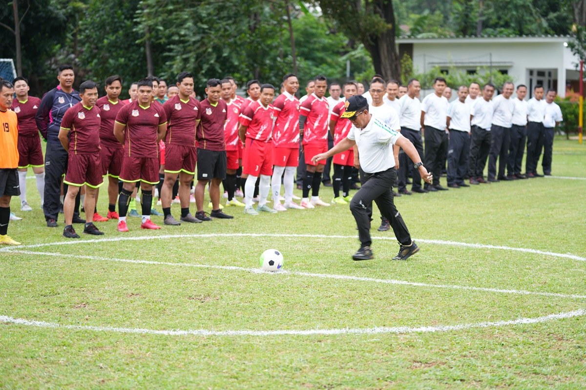 Kapusjaspermildas TNI Buka Pertandingan Futsal Antar Staf Umum Mabes TNI Tahun 2024. (Foto/Puspen TNI).