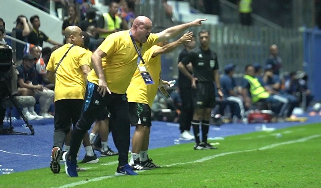 Pelatih Persib Bandung Bojan Hodak saat memberikan instruksi kepada pemainnya saat pertandingan. (Foto/persib.co.id)