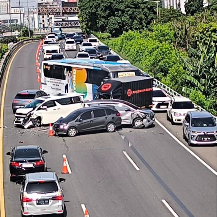 Tabrakan beruntun terjadi di Tol Dalam Kota. (Foto/Istimewa)