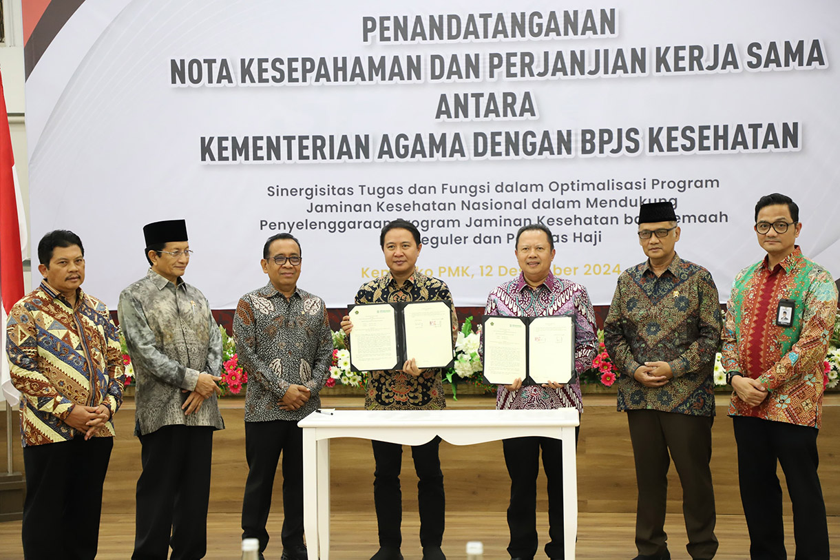 Menteri Agama Nasaruddin Umar (kedua kiri) dan Direktur Utama BPJS Kesehatan Ali Ghufron Mukti (tengah) menunjukkan naskah kerja sama usai penandatanganan yang disaksikan Menko Bidang Pembangunan Manusia dan Kebudayaan Pratikno (kiri), Kepala Badan Penyelenggaraan Haji Mochamad Irfan Yusuf (kedua kanan) dan Kepala Pelaksana BPKH Fadlul Imansyah (kanan) di Jakarta, Kamis (12/12/2024).  (BeritaNasional.com/Oke Atmaja)