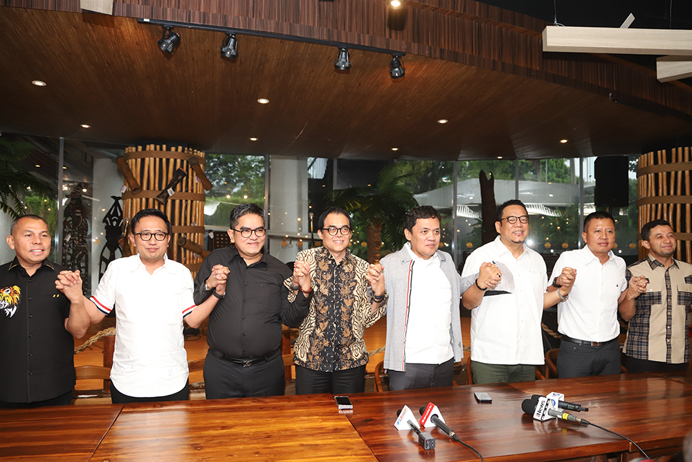 Ketua Umum Dekopin 2024-2029 Priskhianto bersama tokoh-tokoh Nasional dan Tokoh Politik memberikan keterangan kepada wartawan terkait kepengurusan Dekopin. (BeritaNasional/Elvis Sendouw)