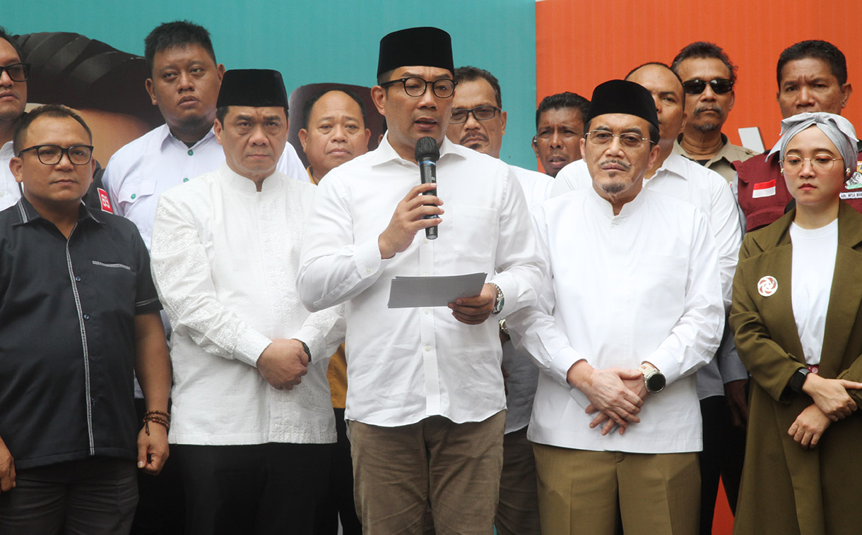 Ridwan Kamil-Suswono (RIDO) bersama tim pemenangan memberikan keterangan pers. (BeritaNasional/Oke Atmaja)