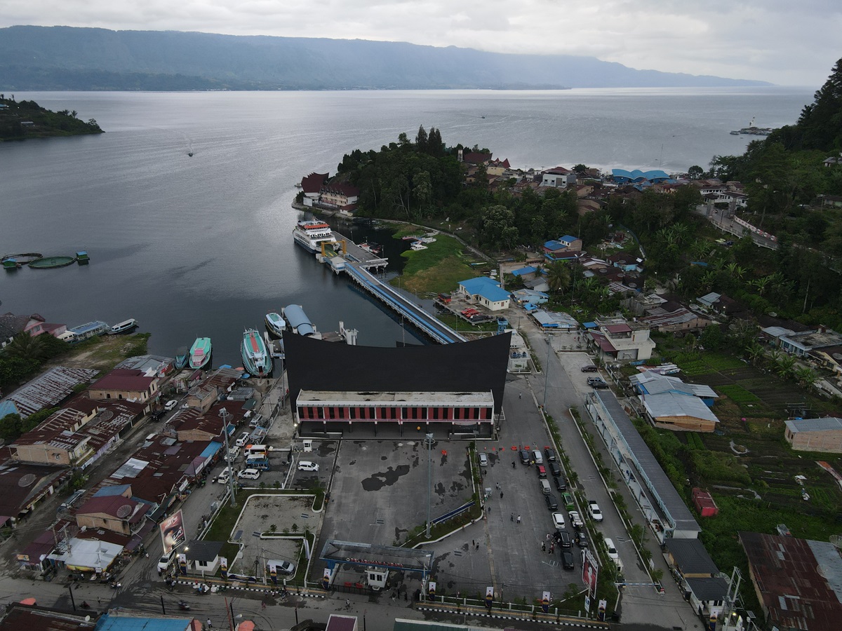 Lebih dari 1.400 Kendaraan Menyeberang menuju Pulau Samosir pada Momen Libur Nataru. (Foto/ASDP).