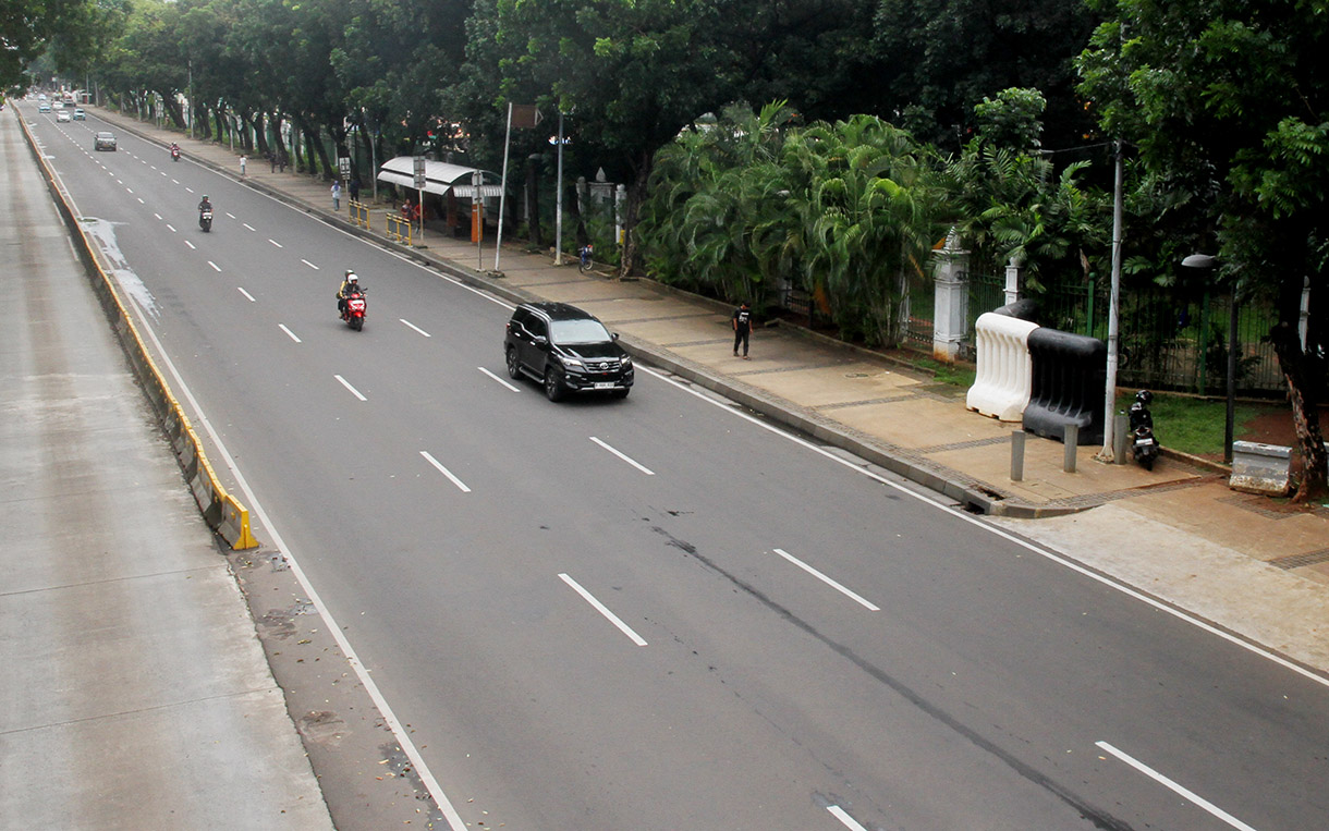 Pengendara memacu kendaraan di jalan yang nampak lengang di Jalan Medan Merdeka Barat, Jakarta, Rabu (25/12/2024).  (BeritaNasional.com/Oke Atmaja)