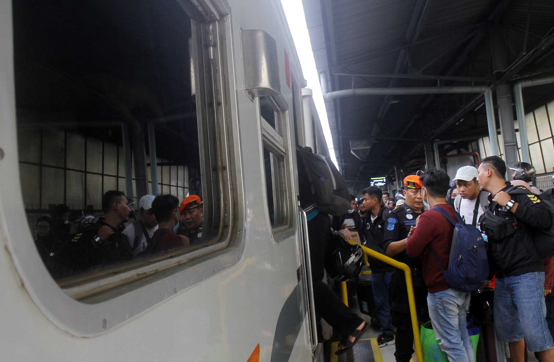 Penumpang di Stasiun Pasar Senen. (BeritaNasional/Oke Atmaja).