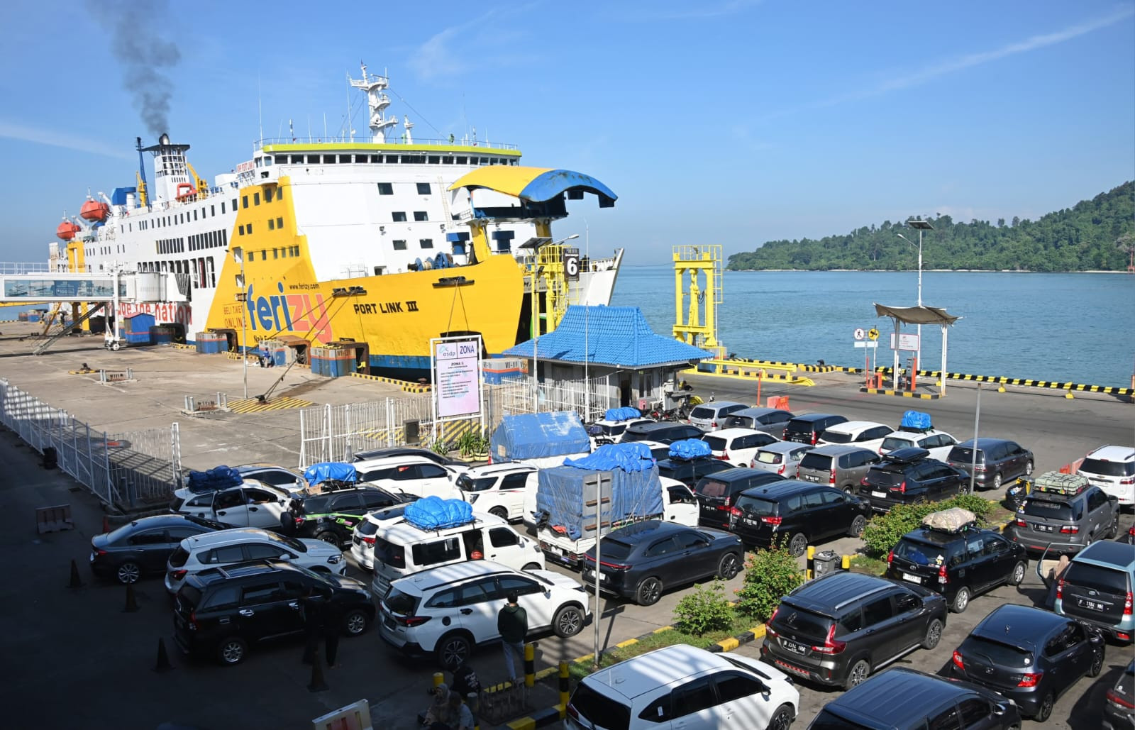 Sejumlah kendaraan saat berada di pelabuhan Merak. (Foto/ASDP).