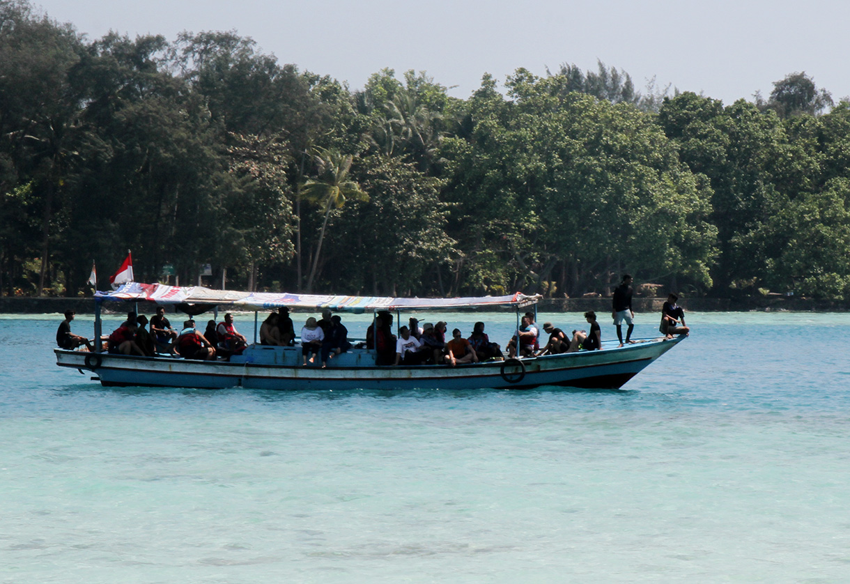 Wisatawan tiba di Pulau Dolphin, Kepulauan Seribu. (BeritaNasional/Oke Atmaja).