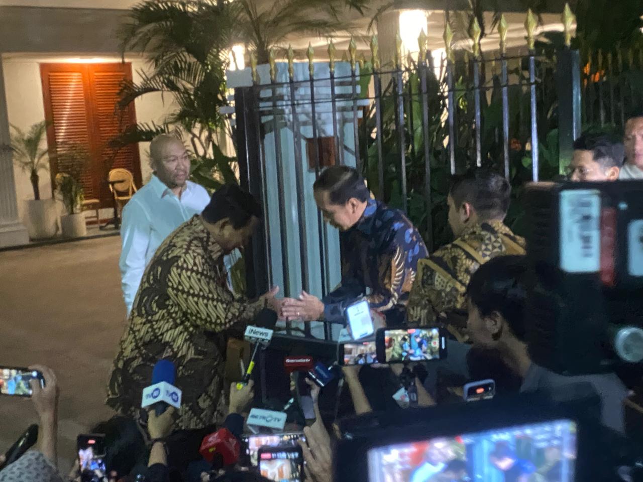 Jokowi pamit setelah kunjungannya ke kediaman Presiden Prabowo Subianto. (BeritaNasional/Teo)