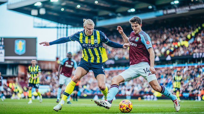 Bomber Erling Haaland berebut bola dengan pemain Aston Villa. (Foto/mancity.com)