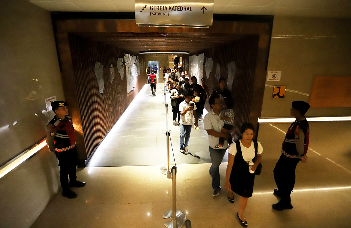 Warga berjalan di Terowongan Silaturahim di Halaman Masjid Istiqlal, Jakarta, Rabu(25/12/2024).(BeritaNasional.com/Oke Atmaja)