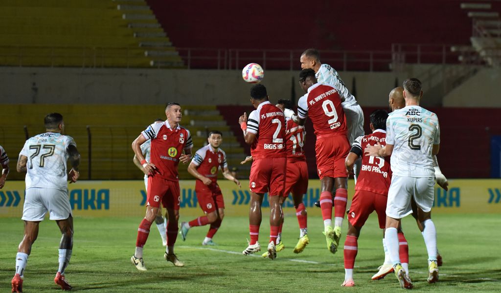 Pemain Persib Bandung saat berebut bola dengan pemain Barito Putera