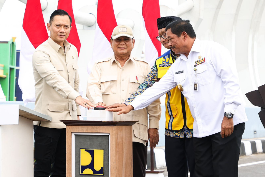 Menko AHY saat mendampingi presiden Prabowo resmikan Flyover Madukoro di Semarang. (Foto/doc. kemenkoinfra)