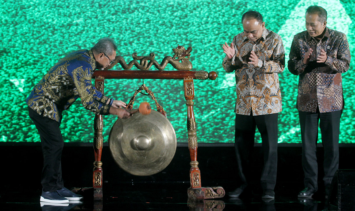 Menteri Koordinator Bidang Pangan Indonesia Zulkifli Hasan (Zulhas) memukul gong didampingi Menteri Koperasi Budi Arie dan Ketua Panitia Munas Dewan Koperasi Indonesia (Dekopin), Haris Rusly Moti dan Ketum Dewan Koperasi Indonesia (Dekopin) Priskhianto dan Wakil Menteri Koperasi, Ferry Joko Yuliantono saat pembukaan Munas Dewan Koperasi Indonesia (Dekopin) di Jakarta, Jum'at (27/12/2024). (BeritaNasional.com/Oke Atmaja)