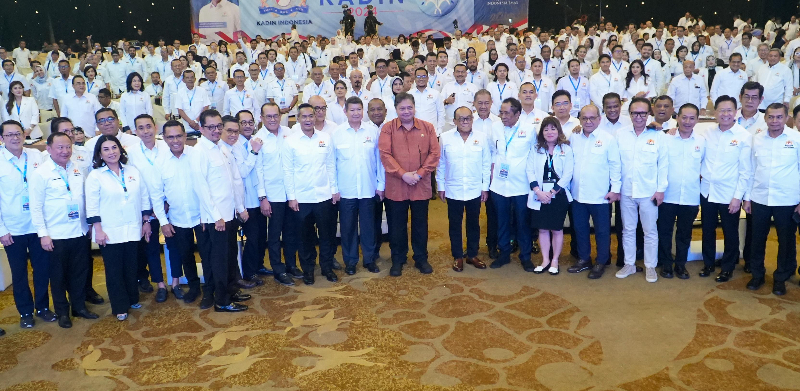 Menko Perekonomian Airlangga Hartaro (batik) bersama para anggota Kadin. (Foto/Kemenko Perekonomian)