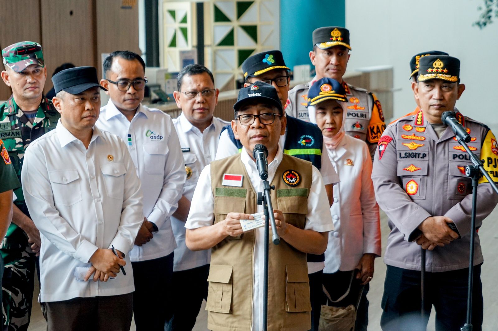 Menko PMK Pratikno saat meninjau Pelabuhan Merak. (Foto/Humas PMK).