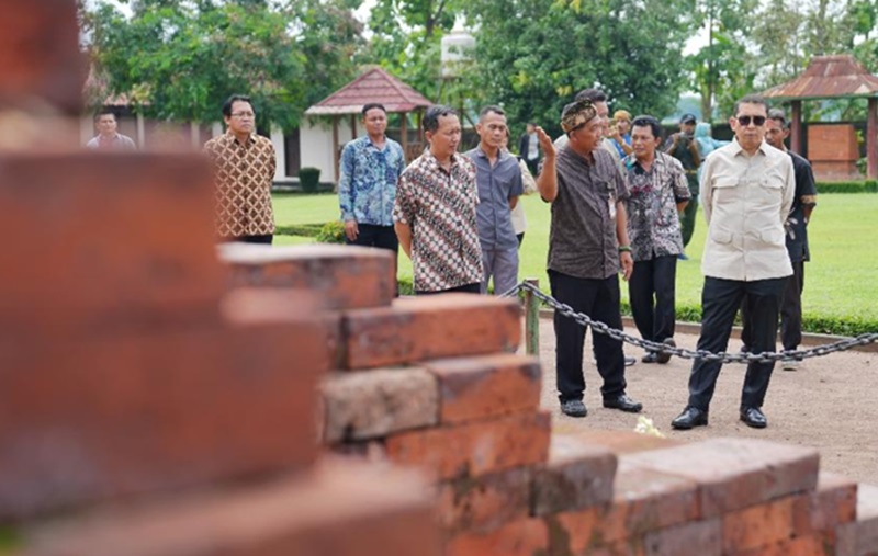 Menteri Kebudayaan Fadli Zon kunjungi Candi Brahu (Foto/Kementerian Kebudayaan)