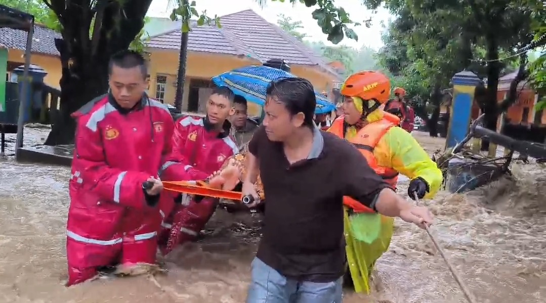 Momen Dramatis Polisi Evakuasi Ibu dan Bayi saat Banjir Bandang Terjang Sukabumi. (Foto/istimewa).