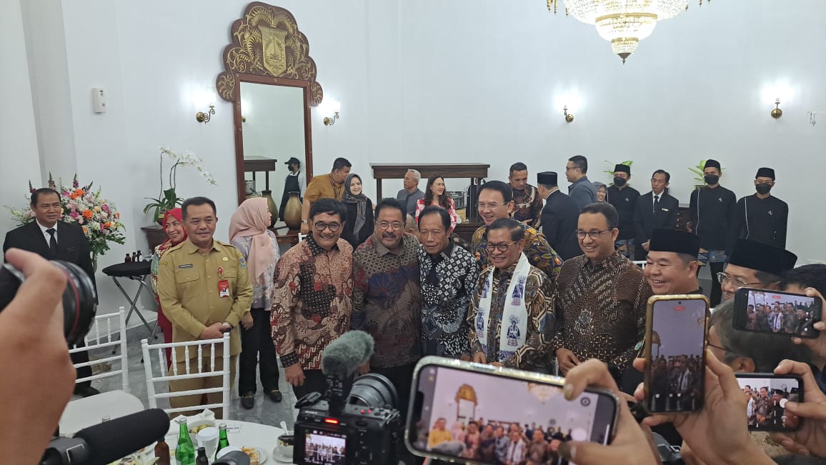 Gubernur dan Wakil Gubernur Jakarta Terpilih Pramono-Rano bersama para mantan gubernur dalam Perayaan Bentang Harapan. (BeritaNasional/Lydia)