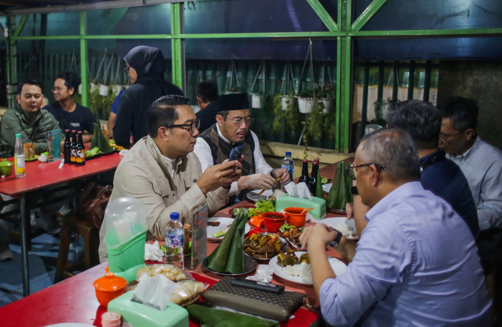 Ridwan Kamil dan Suswono Makan Malam Bersama di Gondangdia. (Foto/Tim RK-Suswono).