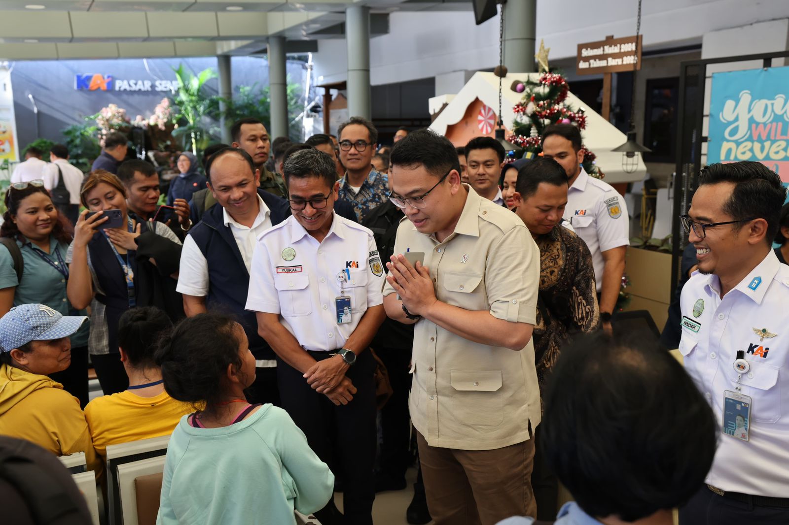 Momen Wamenkomdigi Angga Prabowo Berbincang dengan Warga di Stasiun Pasar Senen. (Foto/istimewa).