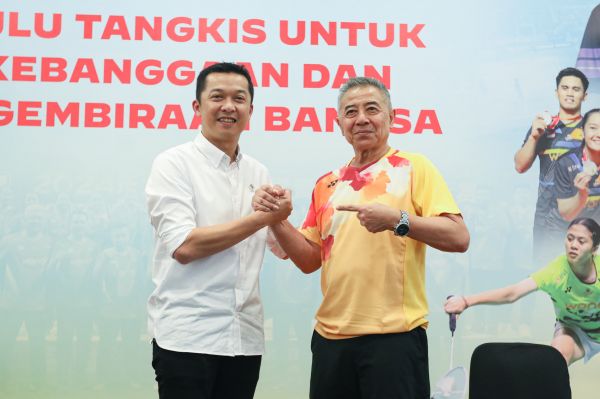 Wakil Ketua Umum I PP PBSI Taufik Hidayat (kiri) bersama kepala pelatih bulu tangkis Mulyo Handoyo. (Foto/Djarum Badminton Club)