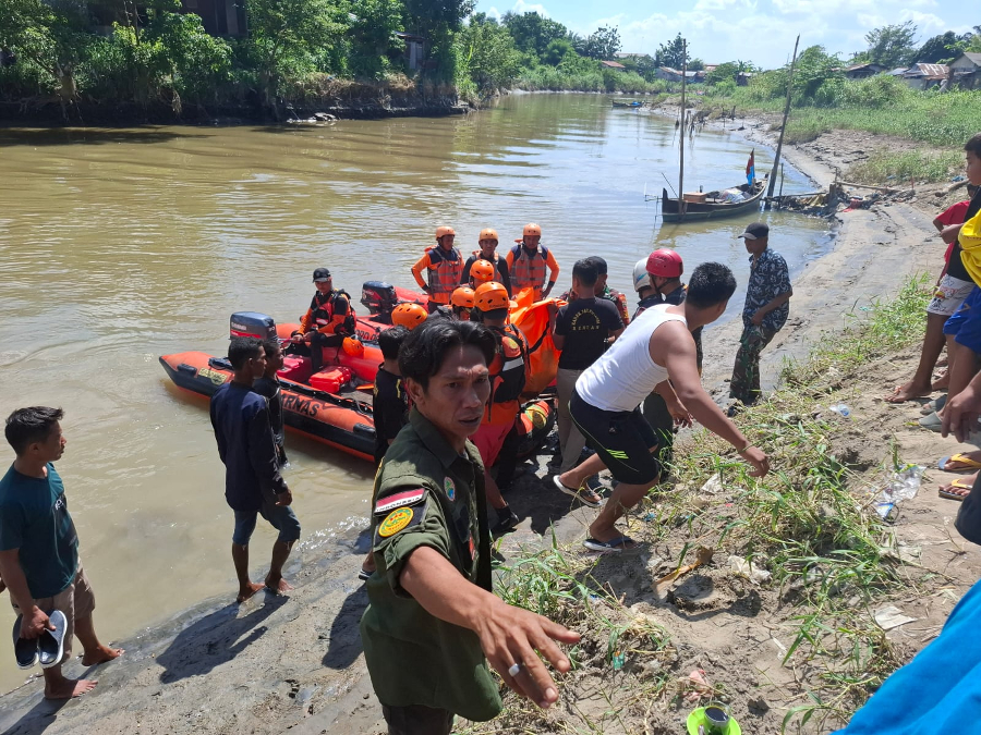 Tim SAR gabungan saat melakukan pencarian dua bocah perempuan di Sungai Deli.(Foto/dok SAR Medan