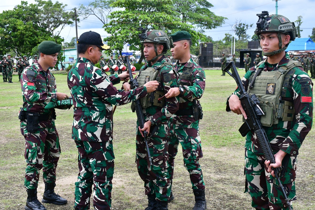 Panglima TNI Jenderal TNI Agus Subiyanto memberikan penghargaan  kepada para Prajurit TNI.  (BeritaNasional/Elvis Sendouw/HO Puspen TNI)