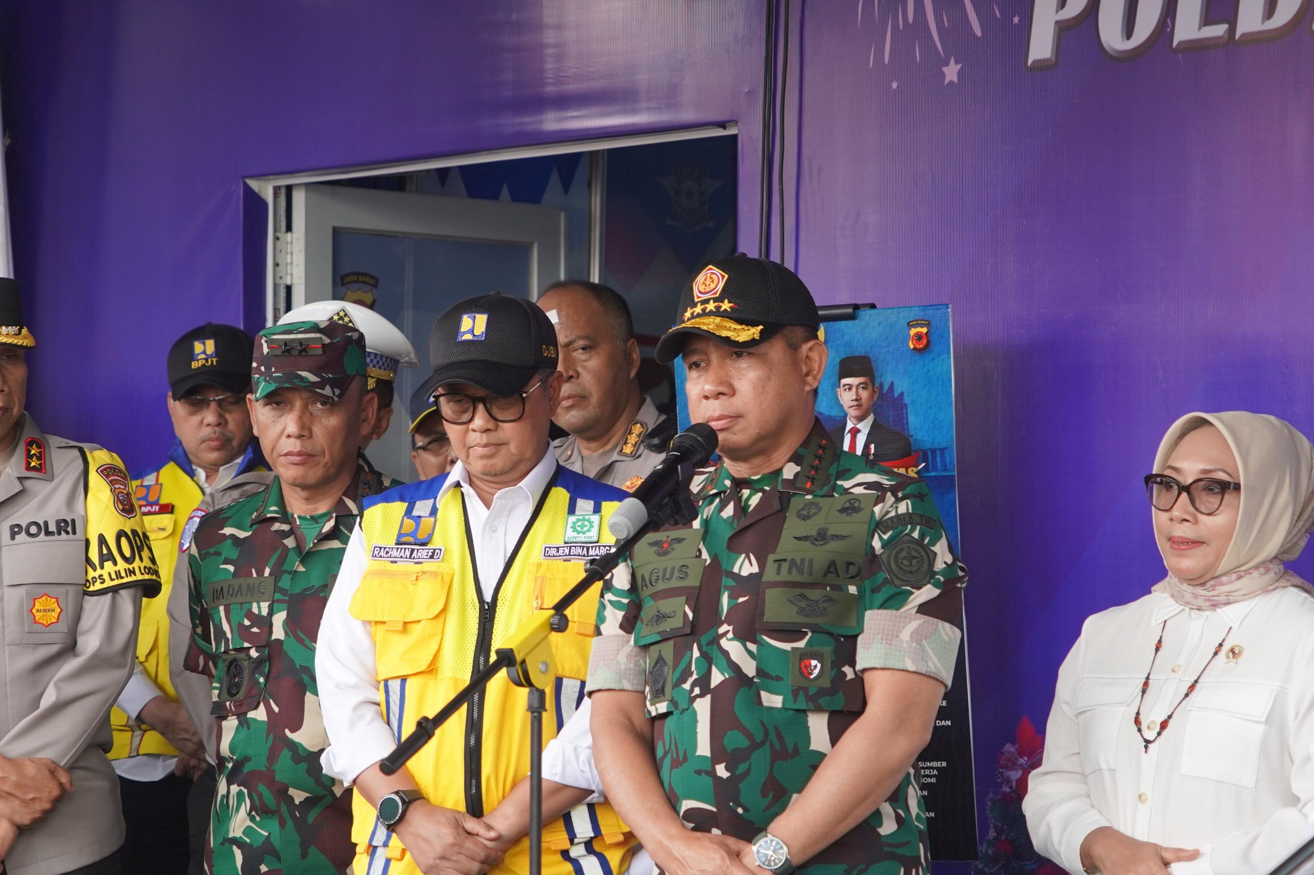 Panglima TNI Tinjau Arus Mudik Nataru 2025 di Tol Jakarta-Cikampek. (Foto/Puspen TNI).