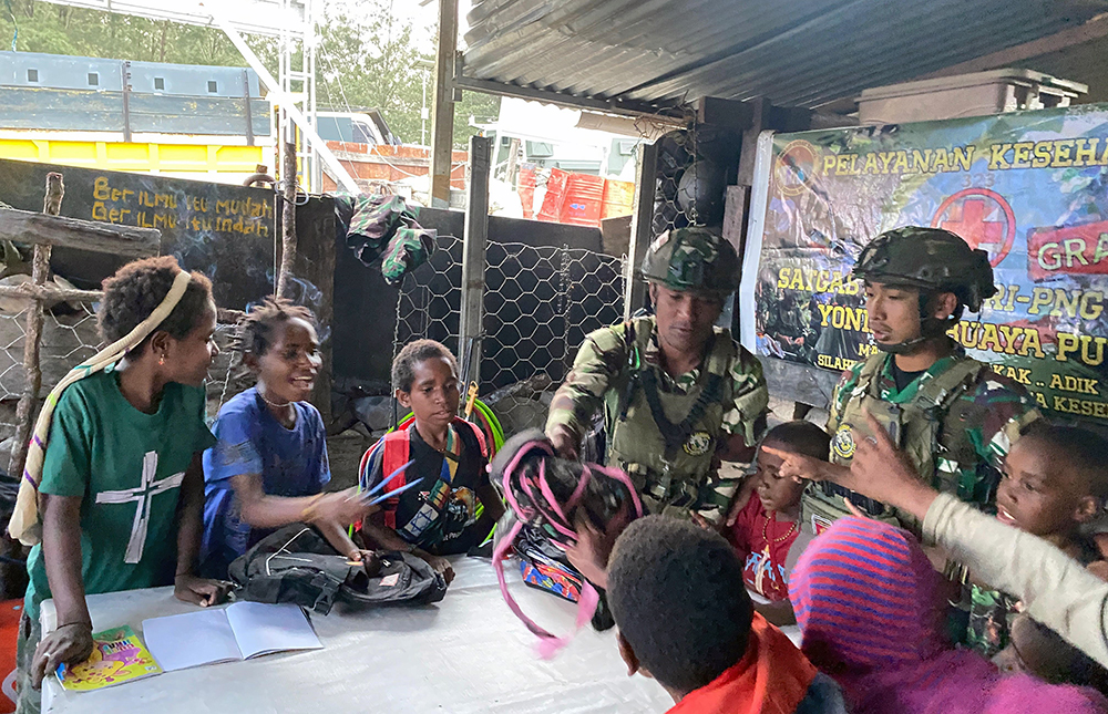 Satgas Yonif Raider 323/Buaya Putih Kostrad memberikan Wawasan Kebangsaan (Wasbang) kepada anak-anak Kampung Kago, Distrik Ilaga. (BeritaNasional/Elvis Sendouw/HO Puspen TNI AD)