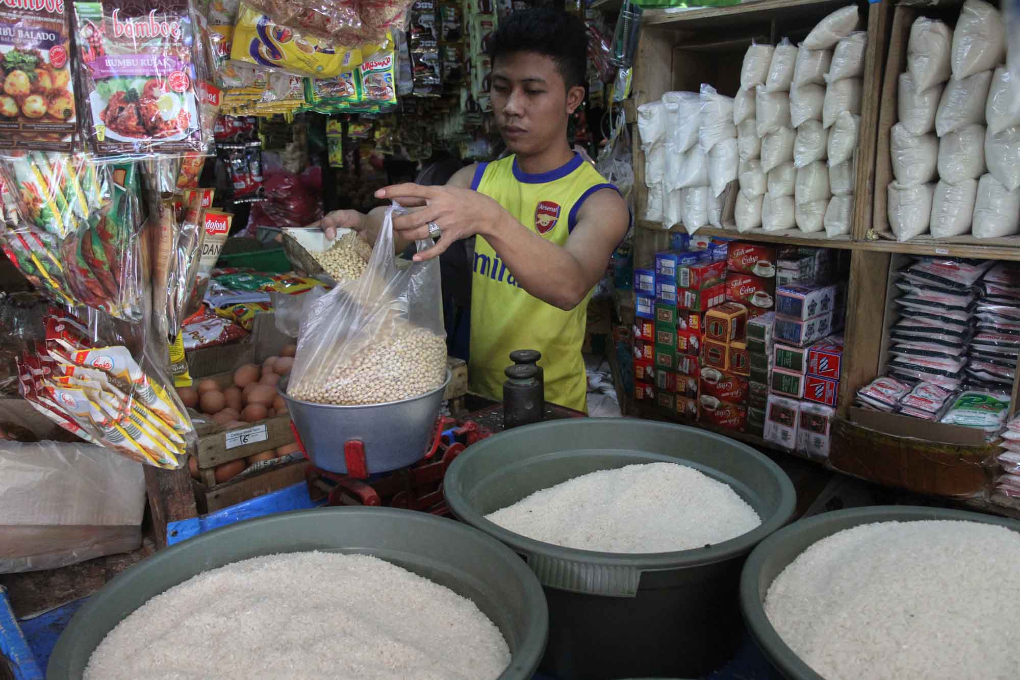 Pedagang ikan merapikan dagangannya di Pasar Kebayoran Lama, Jakarta, Sabtu (14/12/2024).  (BeritaNasional.com/Oke Atmaja)