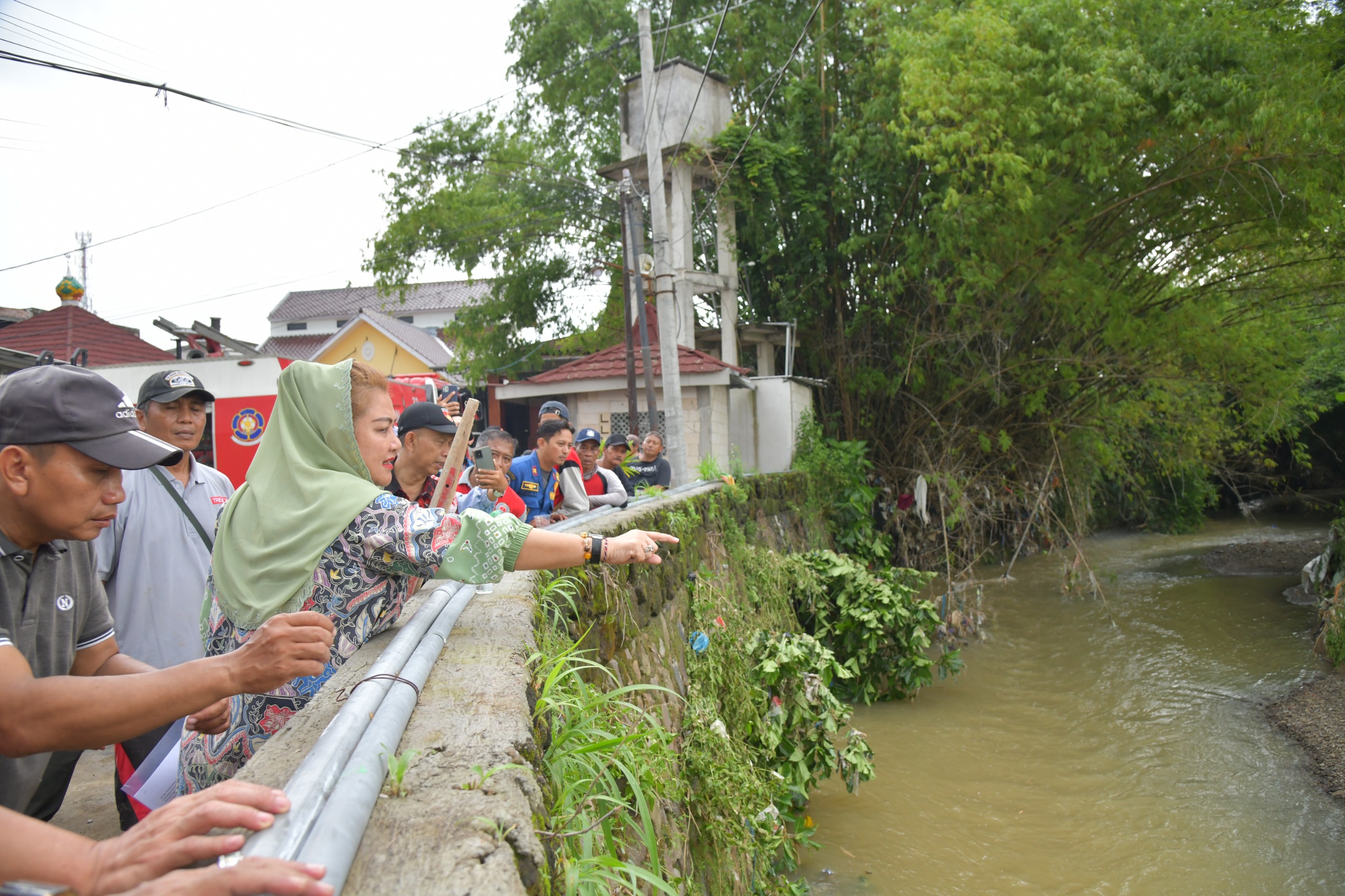 Pemerintah Kota Semarang bergerak cepat menangani limpasan air yang terjadi di Perumahan Dahlia. (Foto/kontributor/Febry).