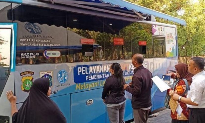 Pelayanan pajak kendaraan bermotor Samsat keliling. (Foto/Humas Polda Metro Jaya)