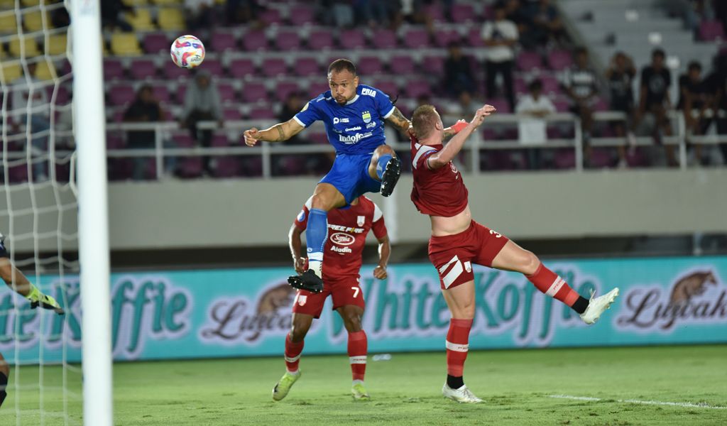 Bek Persib Gustavo Franca menanduk bola ke gawang Persis Solo. (Foto/persib.co.id)