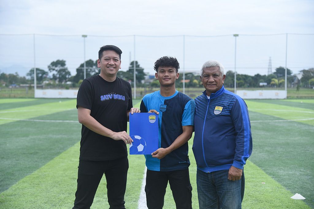 Wonderkid baru Persib, Zulkifli Lukmansyah (tengah). (Foto/persib.co.id)