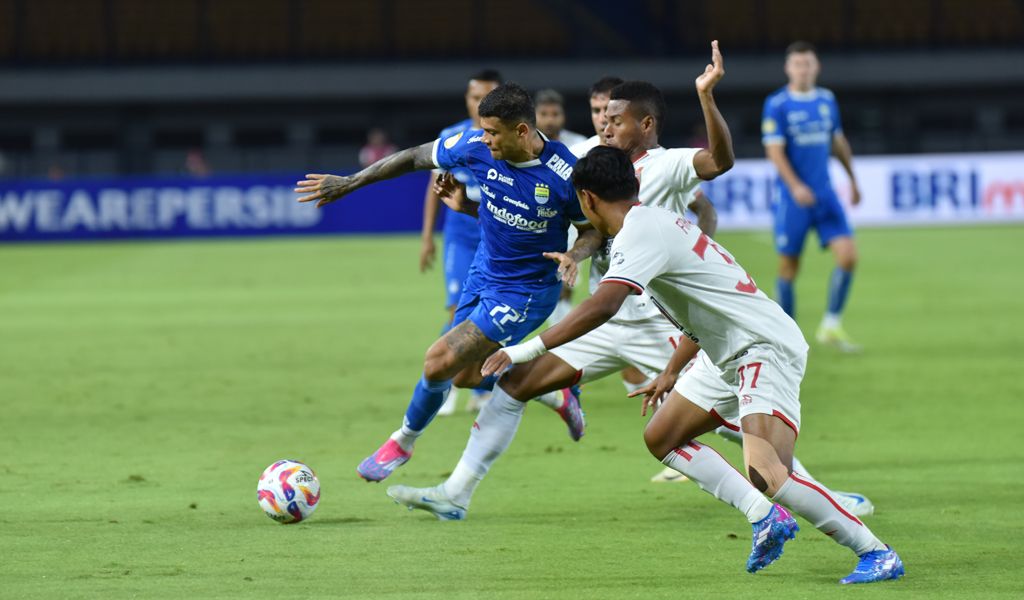 Penyerang Persib Ciro Alves dibayangi pemain Malut United pada pertandingan pekan ke-14 Liga 1 2024/2025. (Foto/persib.co.id)