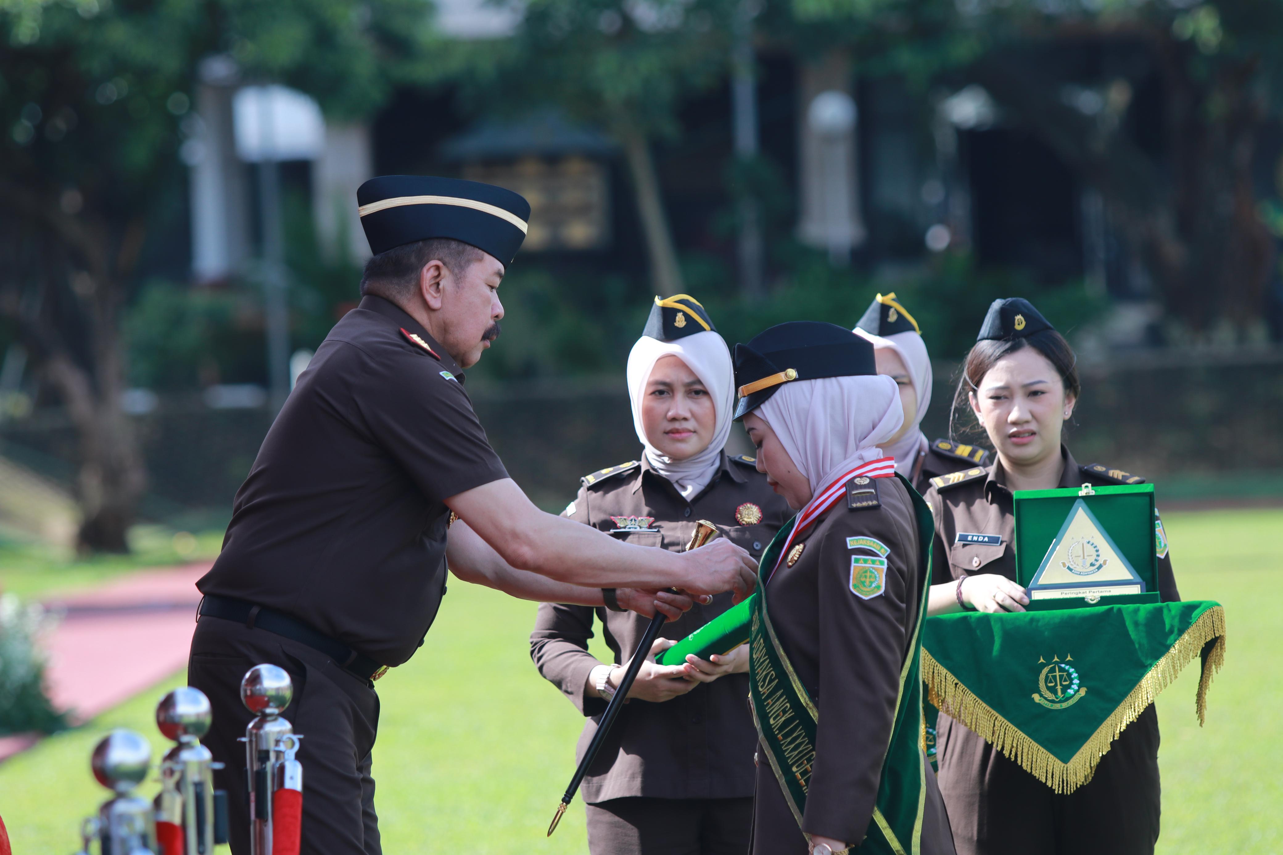 Jaksa Agung ST Burhanuddin menutup Pendidikan dan Pelatihan Pembentukan Jaksa (PPPJ) Angkatan LXXXI (81) Gelombang II Tahun 2024 dengan 275 peserta. (Foto/Kejagung).