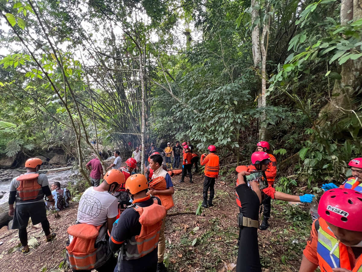 Proses pencarian oleh tim gabungan terhadap korban longsor di Deli Serdang. (Foto/Polda Sumut).