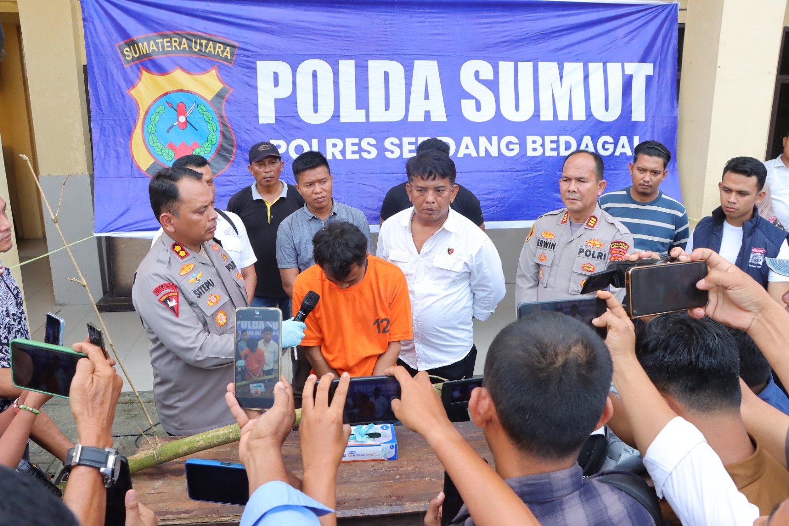 Kapolres Sergai, AKBP Jhon Hery Sitepu saat memberikan keterangan pers kasus kematian siswi SMP yang ditemukan di dalam karung.(Foto/Polres Sergai)