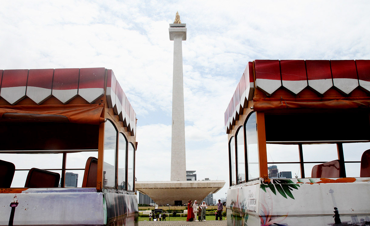 Pengunjung beraktifitas di kawasan Monas, Jakarta, Sabtu (28/12/2024). (BeritaNasional.com/Oke Atmaja)