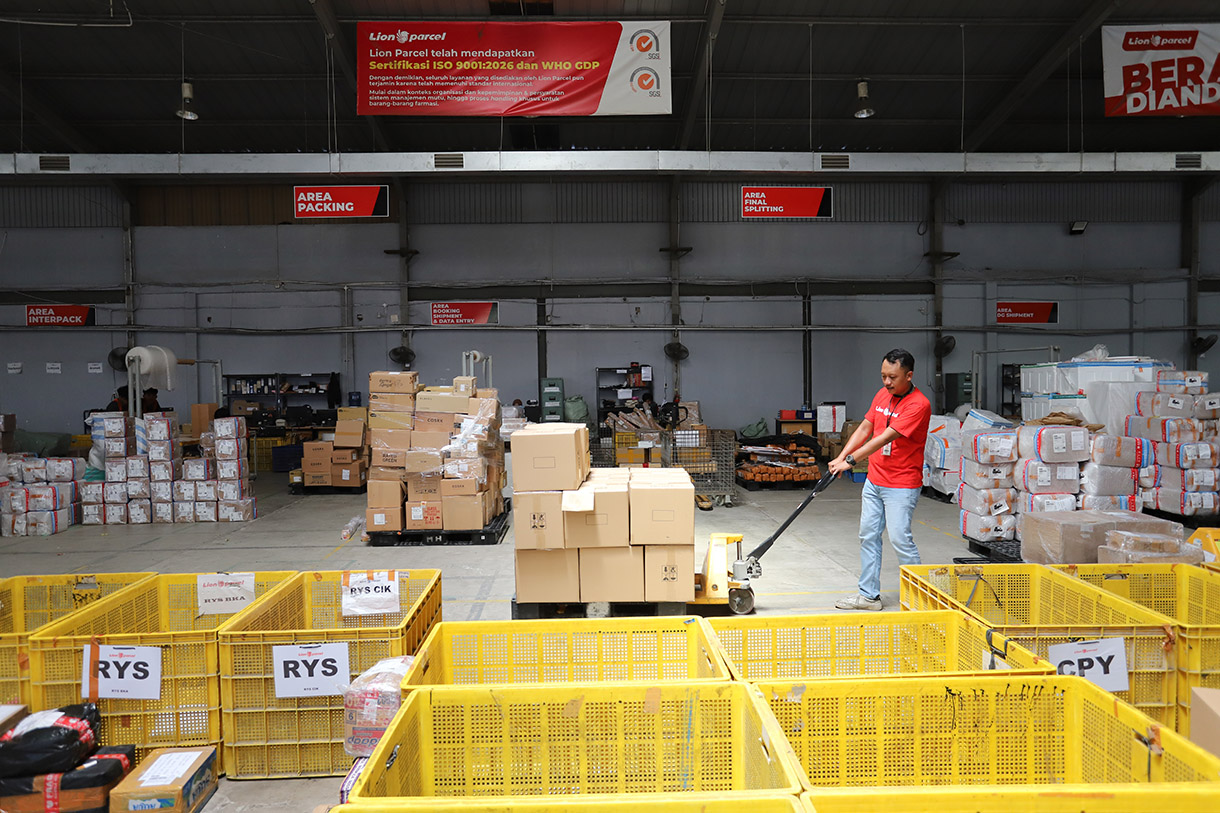 Petugas menyortir paket untuk dikirim ke pelanggan di Mega Hub Lion Parcel, Kota Tangerang, Banten, Jumat(20/12/2024). (BeritaNasional.com/Oke Atmaja)